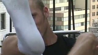 Blonde jock Jason zuigt zijn eigen hete voeten buitenshuis