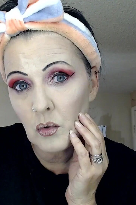Quick Applied Mature Make up