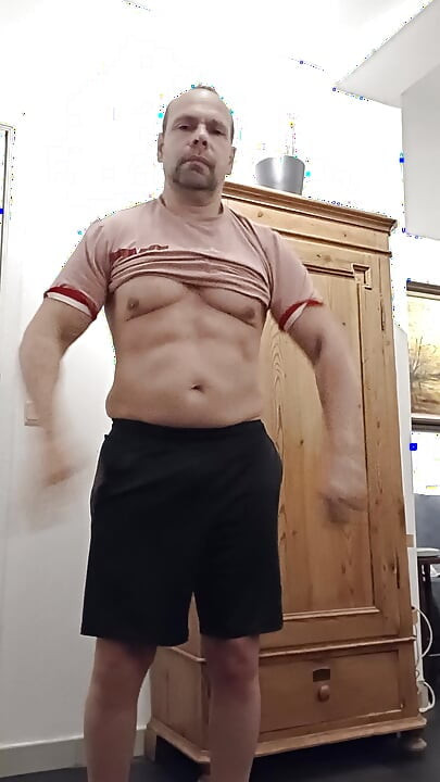 I undress, I cum in my hand and I show you the squirt of cum