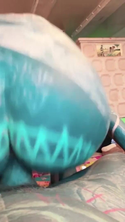 POV privat tatoveret pornostjerne-fuck ender med creampie i hendes piercede fisse | Klip 1