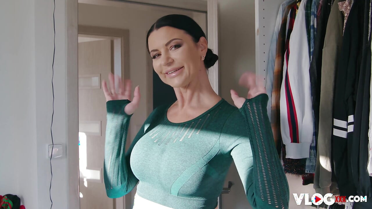 Vruće fotografiranje bujne MILF Anie Kinski završava jahanjem kurca