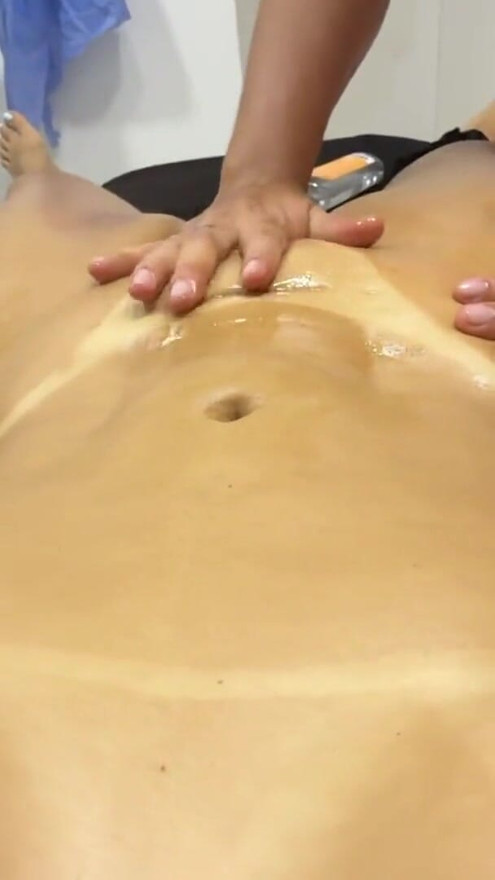 Masseuse rubs the pussy of voluptuous Latina doesn't resist and comes inside her broken pussy | Clip 1