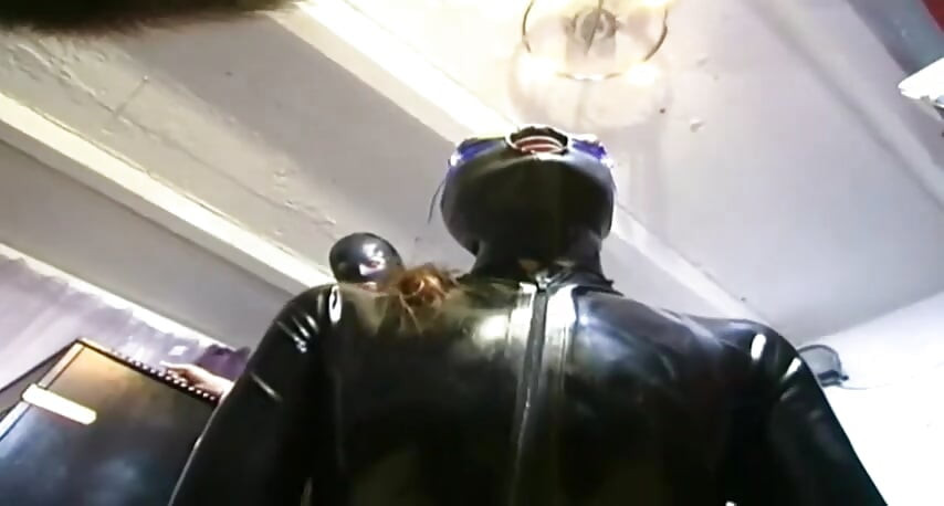 Bdsm akcija sa devojkom u maski