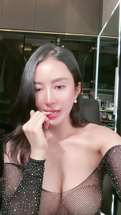 UMA LINDA GAROTA QUE QUER TER UM PAU GRANDE
