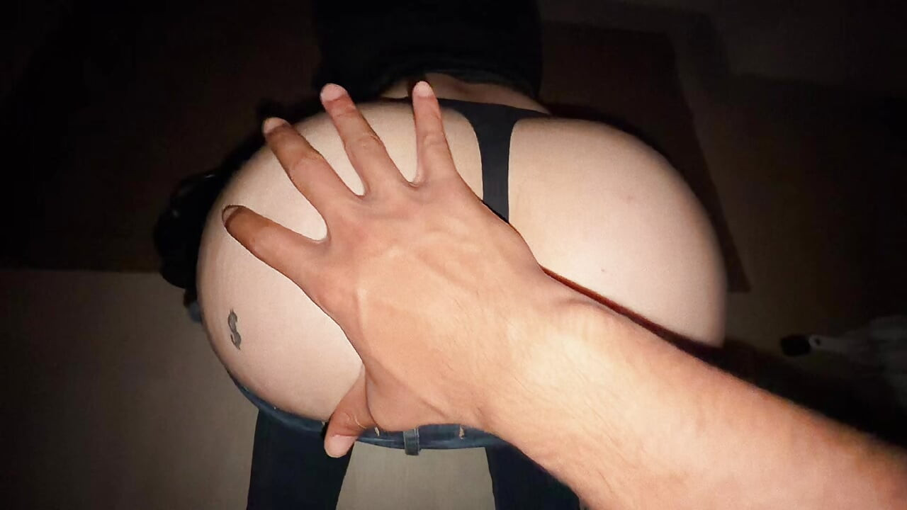 Obcisłe dżinsy - suche humping big ass mojego współlokatora