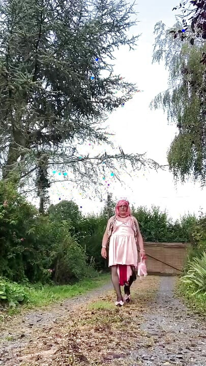 U outfitu s ružičastom haljinom za večernji izlazak