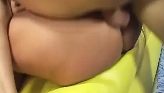 Büyük memeli orta yaşlı seksi kadın sarı kanepede yağlanıyor ve sert sikiliyor