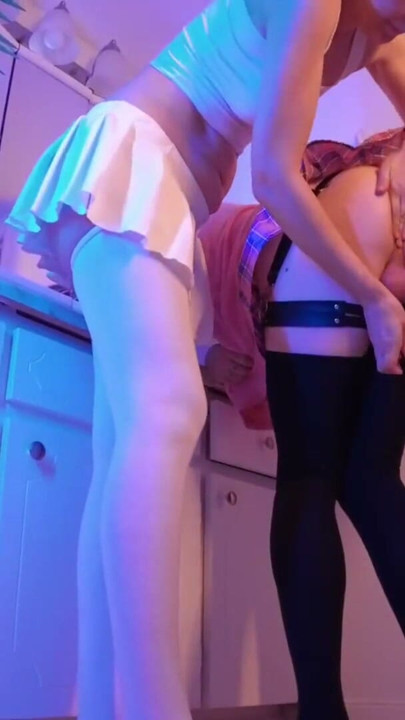 O seu femboy fica de pé e rebola como uma puta | Clip 2