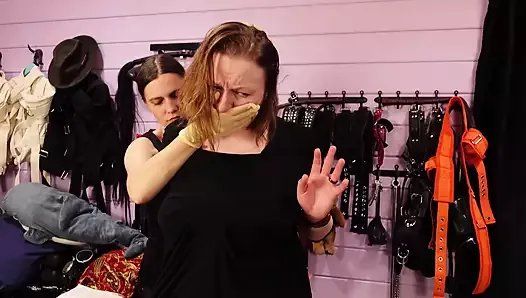 Vidéo de destruction de vêtements lesbiens - domination femdom