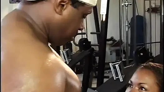 Tante nakal dengan pantat montok lagi nungging supaya lubang pantatnya dijilat