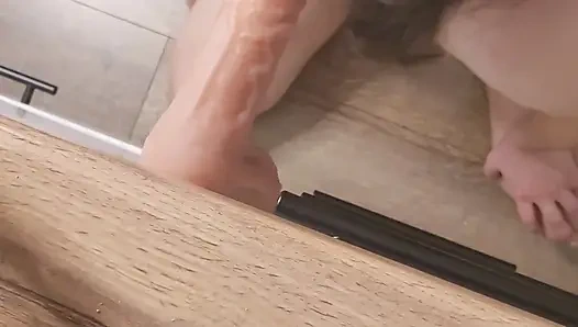 Die Nymphomanin konnte nicht widerstehen und begann in der Küche zu wichsen