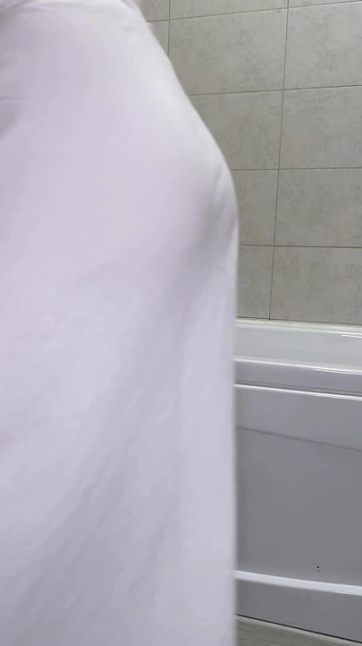 Vestido branco peida em desastre no banheiro
