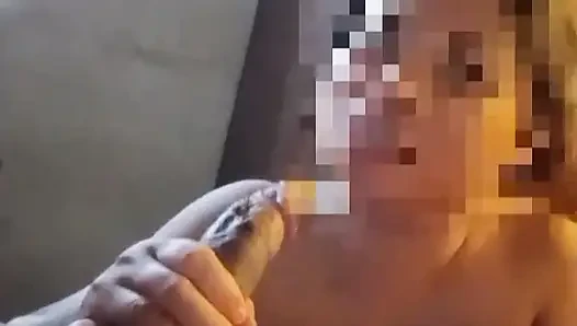 Sie lutscht meinen schwanz, bis alles trocken ist