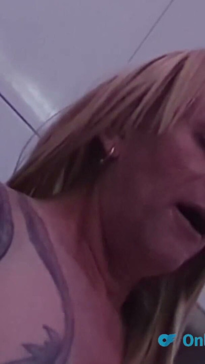 Сисси Шарлотта от первого лица глубоко заглатывает большой необрезанный член Люси | Клип 1