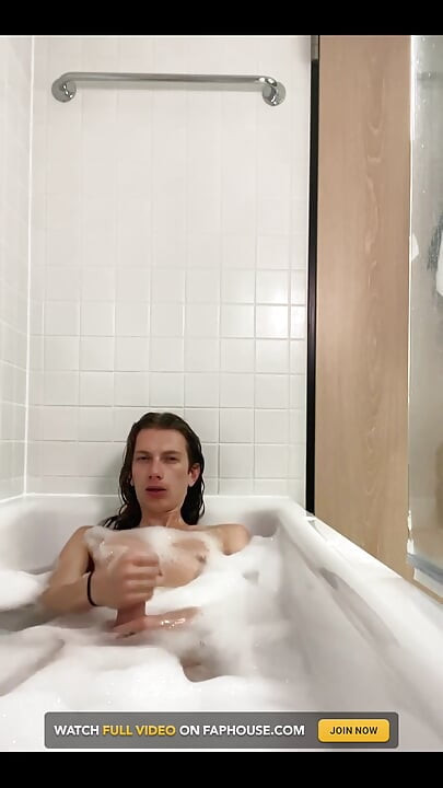 Francuski femboy se tušira i sprema za spoj