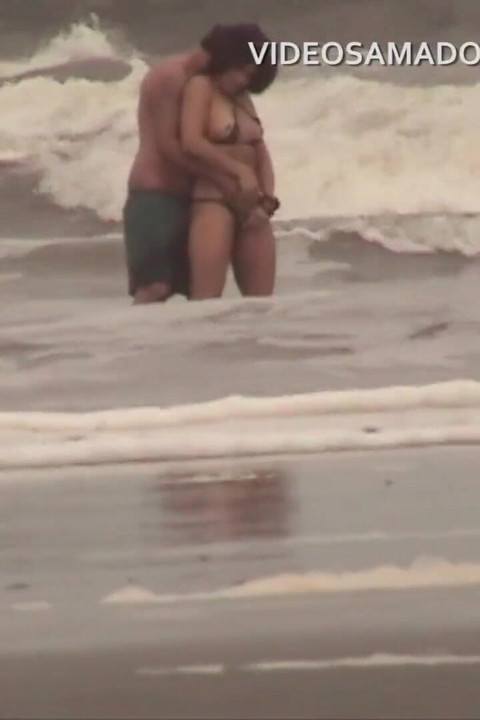 Nestydatý pár má sex v mělkém moři