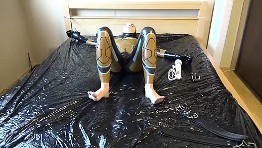 Danielle присоединили к кровати и мастурбировали массажным вибратором