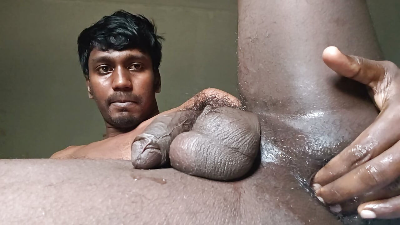मेरी गांड को उंगलियों से खोलना और फैलाना, अंडकोष खेलना, हिलाना और झड़ना (कंडोम के साथ झड़ना)
