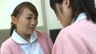 Japanische Mädchen küssen sich 17
