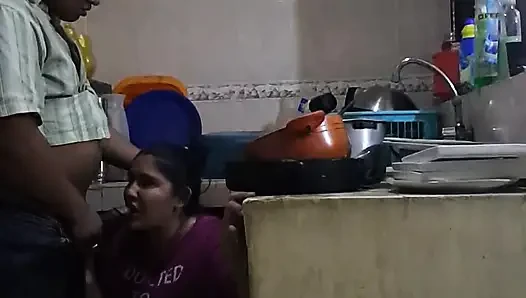 Mutfakta çalışanla sikişiyor ve emiyor