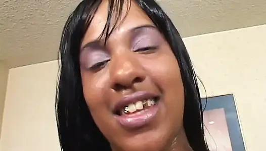 Сексуальная черная тинка на каблуках любит быть на вершине, пока ее киску трахают