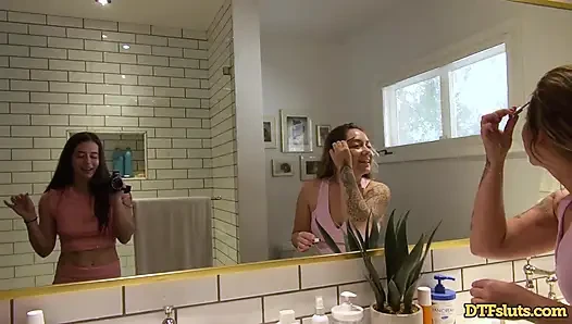 Nacktes kameramädchen abbie zwischen remy und james erwischt