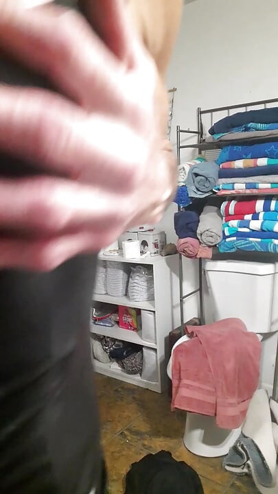 Cdmichelle isprobava različitu odjeću, a zatim počinje jahati dildo dok drka