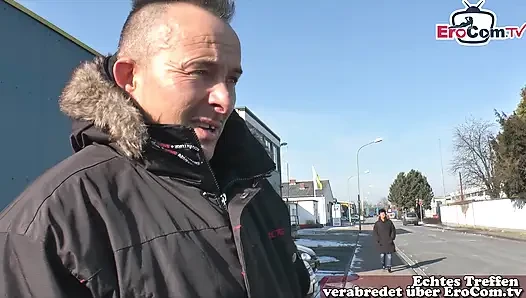 Старая немецкая домохозяйка спросила о сексе на улице