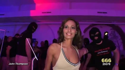 Четыре мокрые латинские шлюхи фистит, сквиртуют и лижут в горячей лесбийской оргии