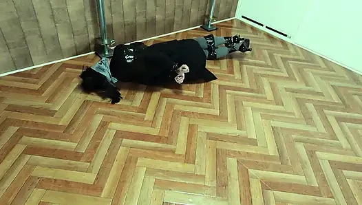 Wanita kantor yang ditargetkan diikat dengan selotip