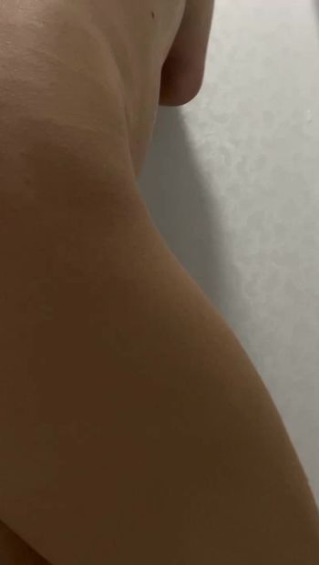 Сочная горячая девушка в ванной показывает тело