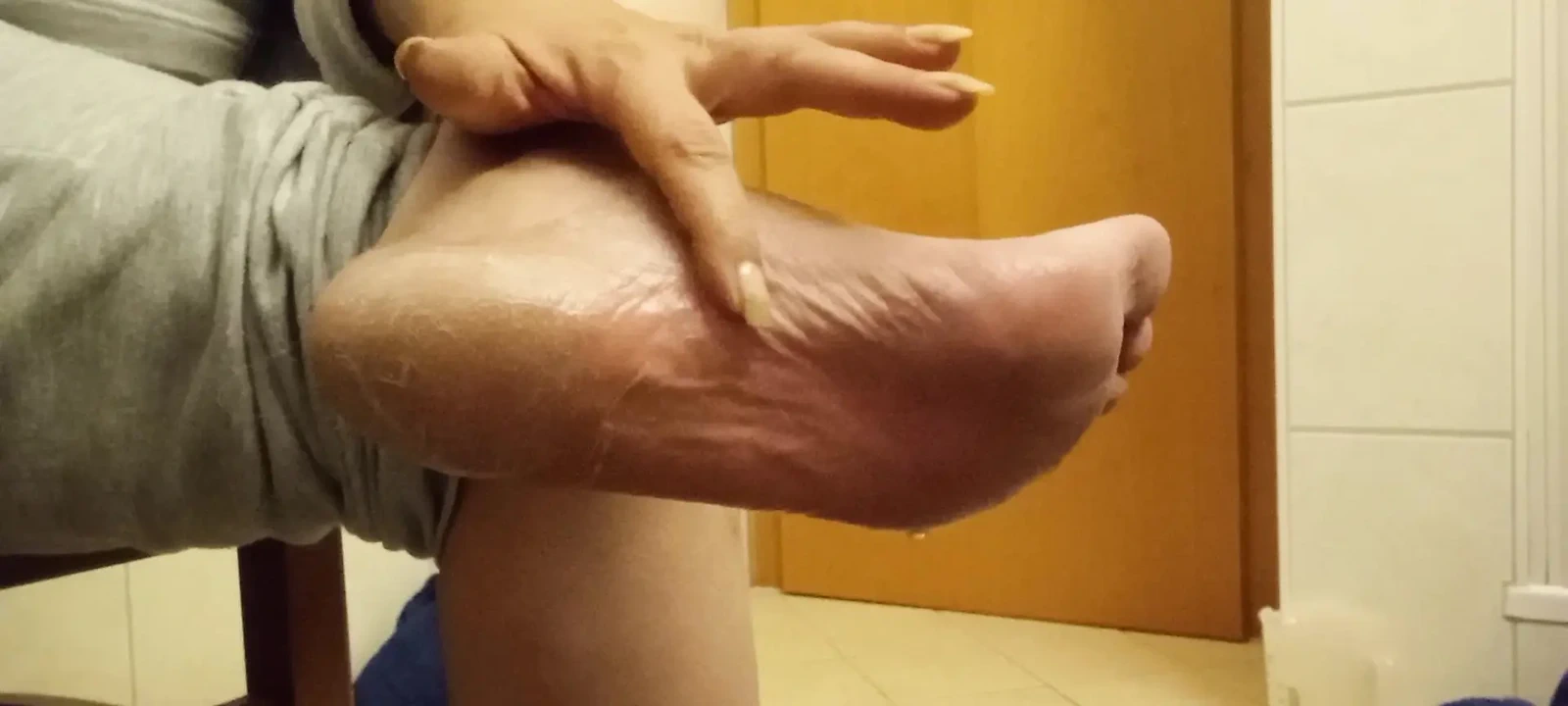 滑溜溜的脚底特写 - 完全性感和纯粹！