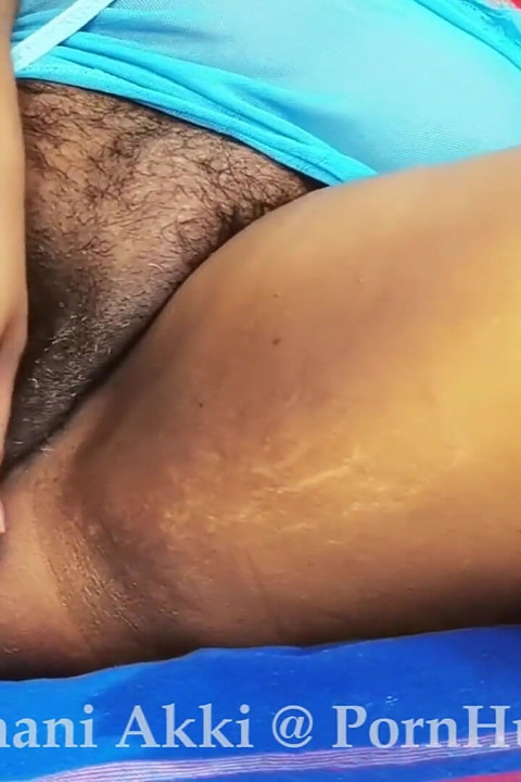 Sri Lankan MILF Having Fun with a Perfume Can