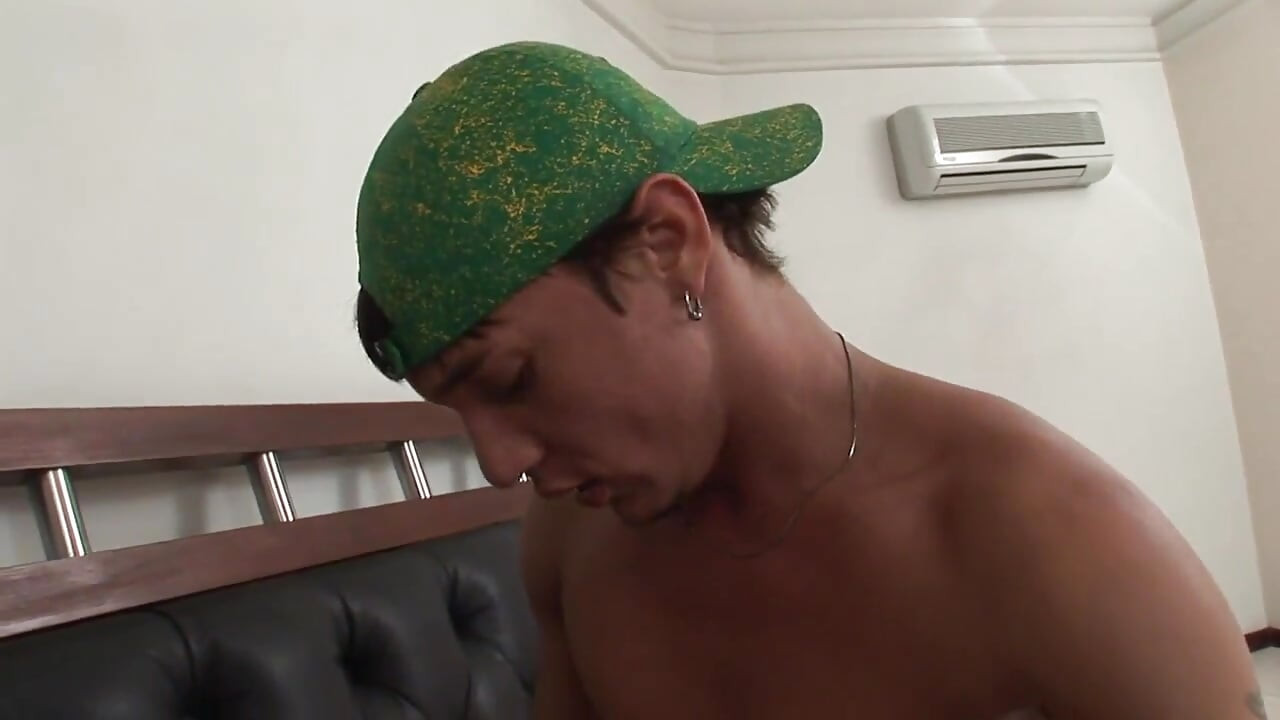 Σέξι τύπος με αθλητικό καπέλο χτύπησε στο κρεβάτι
