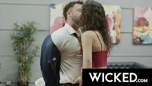 Wicked - Liz Jordan'ın büyük memeliden sonra ateşli breakroom sikişi