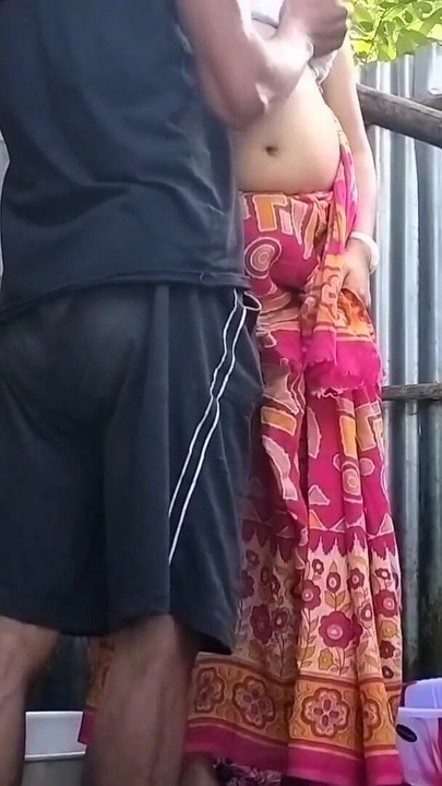 Snažan trenutak iz "Red Saree Village: Seks s udanom ženom (službeni video Villagesex91)"