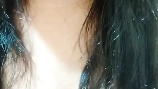 Dicker Arsch Kommt Auf Alle Vieren Und Zeigt Sie Nass, Um Am Ende Beim Squirting Zu Landen