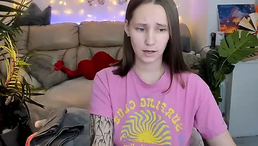 Я устала сосать и решила развлекать тебя моими зажимами для сосков