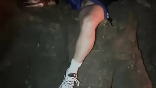 Amatör oğlanın yarağı ve pürüzsüz taşakları parkta dinlenerken teşhir edildi
