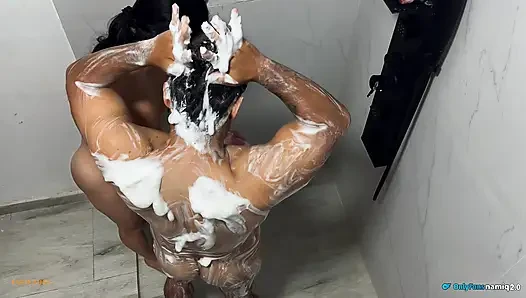 Kami berbagi kamar mandi dengan istriku yang cantik dan seksi!