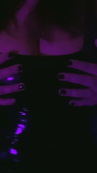 Gerçek ev hanımı lateks seksi kısa elbise ve yüksek topuklu ayakkabılarla cyberpunk striptizci oluyor baştan çıkarıyor | Klip 3