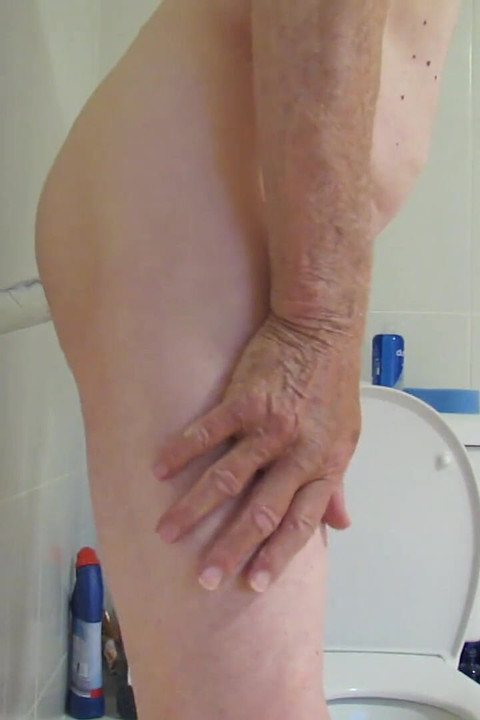 9インチのガラスのコックに乗るクローズアップサイドビュー