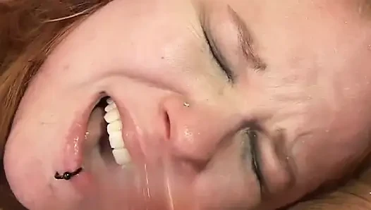 Doyumsuz kızıl saçlı genç kız sunulan her yarağı alıyor