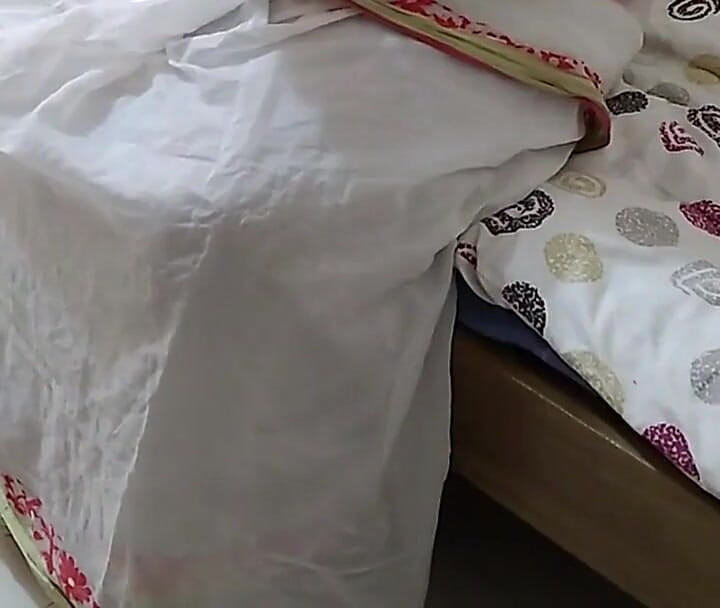 Vizinha tirando o sari e fodida na cama - indiana tia indiana