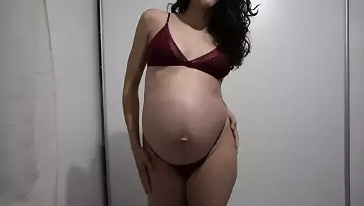 MILF Latina embarazada probándose lencería sexy