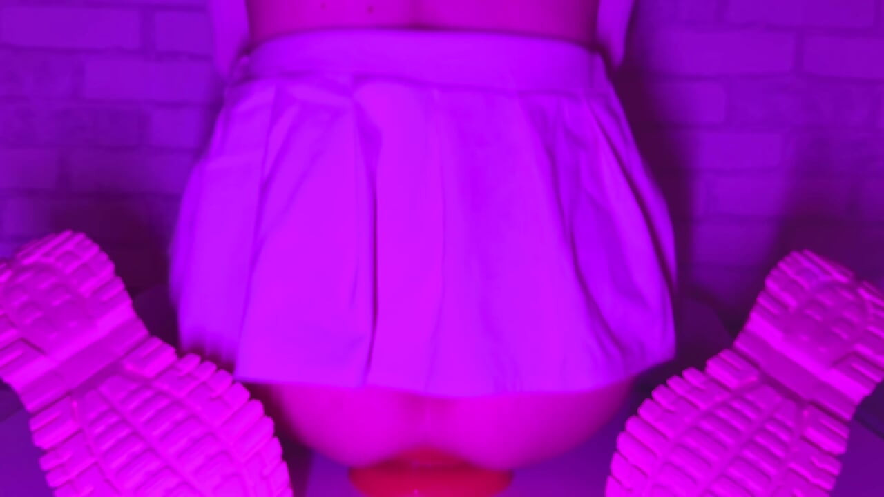 סיסי גירל בחצאית קצרה קופצת על פלאג אנאלי ענקי בעובי 12 סנטימטר