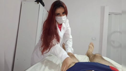 Медсестра следит за твердым членом пациентки