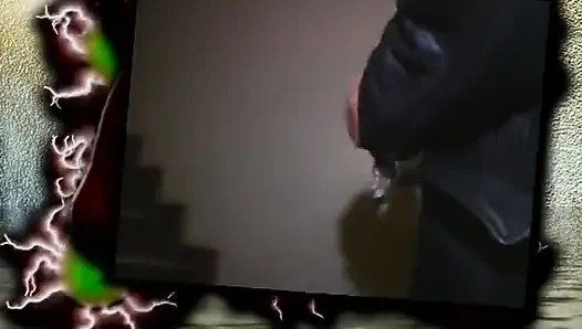 Грудастой брюнетке трахают киску пальцами, трахают и дрочит член до камшота