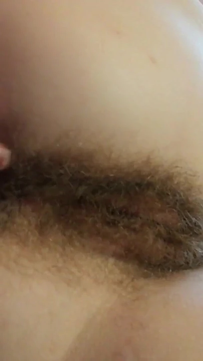 Momento icónico de "Super peludo coño digitación y jugando con el culo peludo amateur"