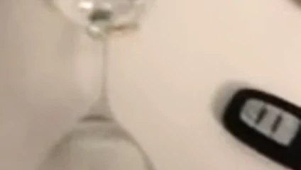 Lee benim için bir şarap bardağındaki boşalmasını püskürtüyor